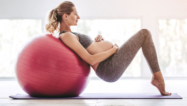 Femme enceinte ballon sport et grossesse