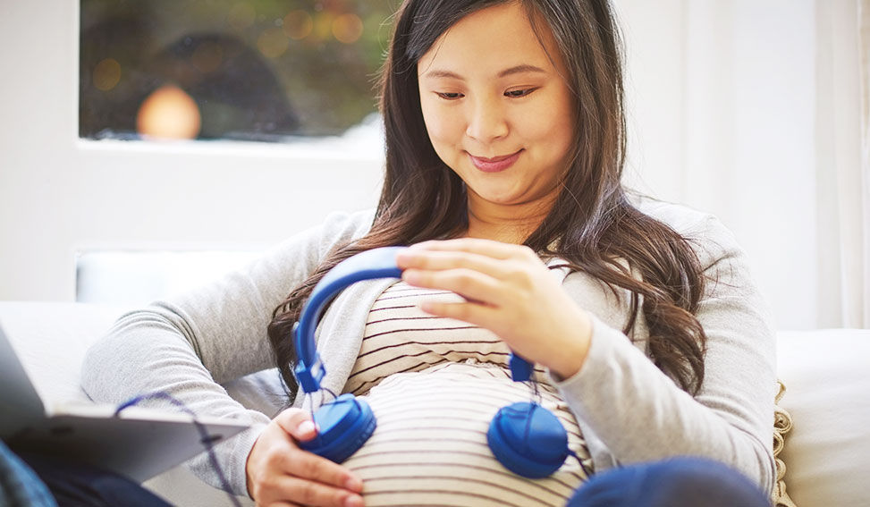 un bébé de 5 mois dans le ventre